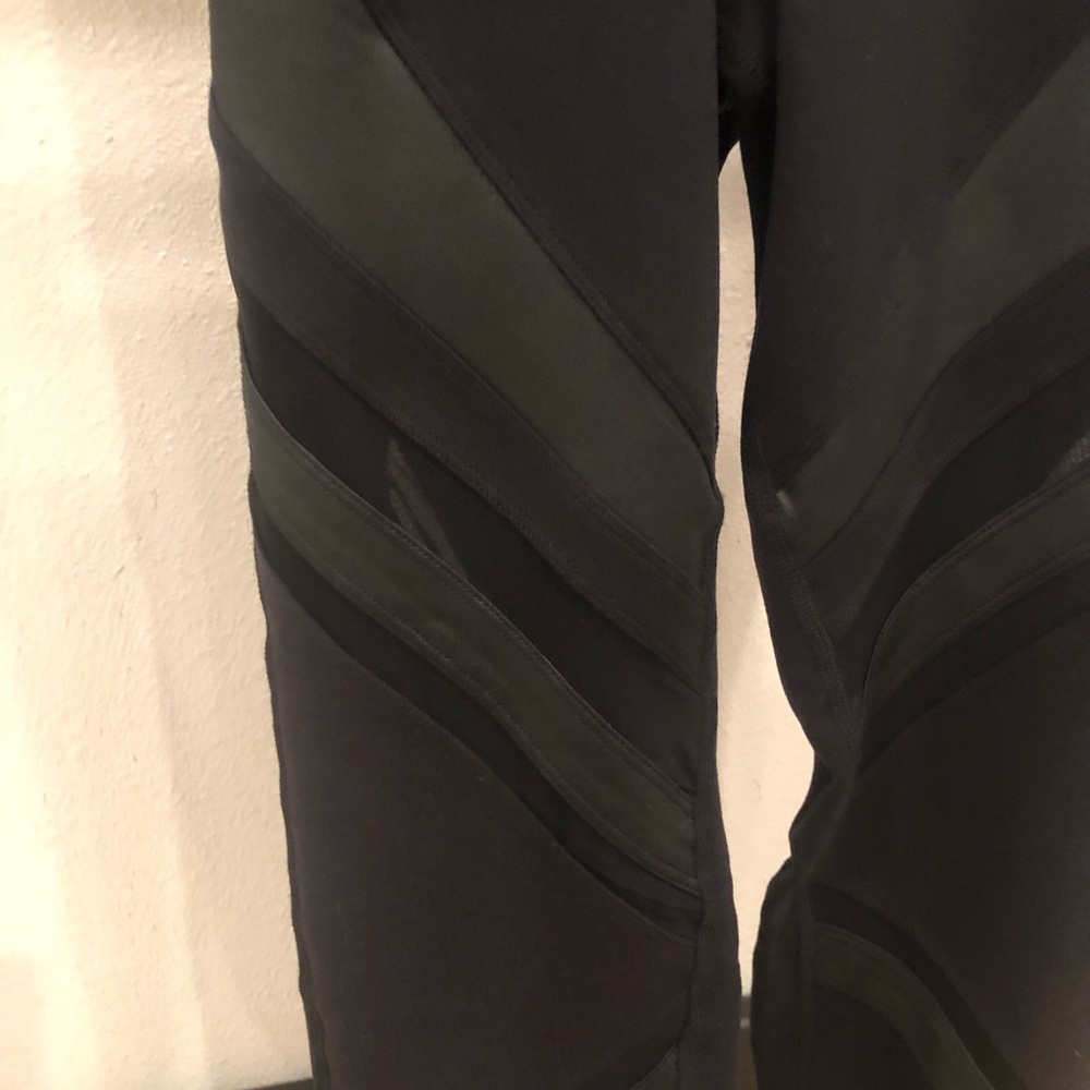 Alo High-Waist Epic Legging - Picture 2 of 3